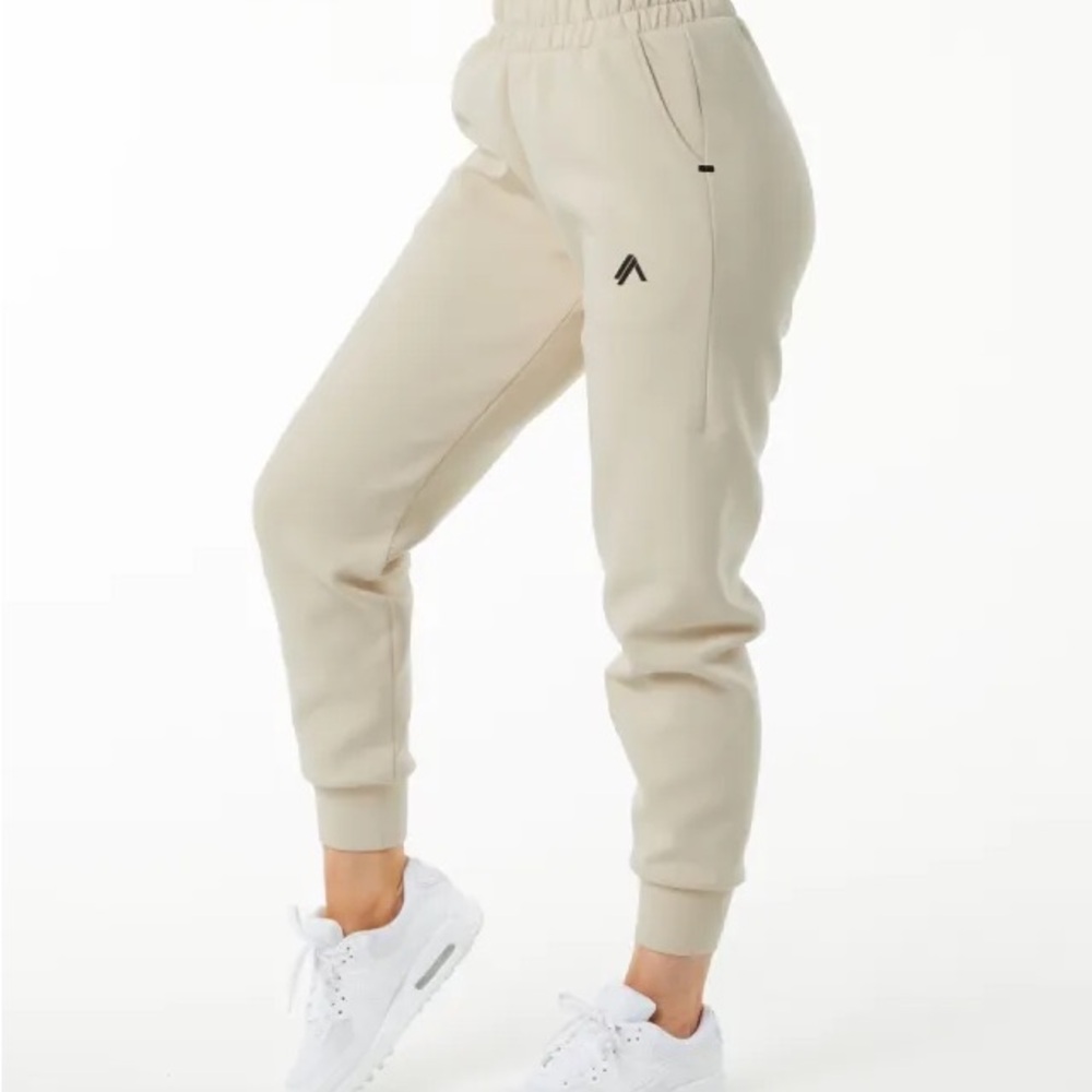 Alphalete Women's ELMTS Relaxed Cuffed Jogger in cream